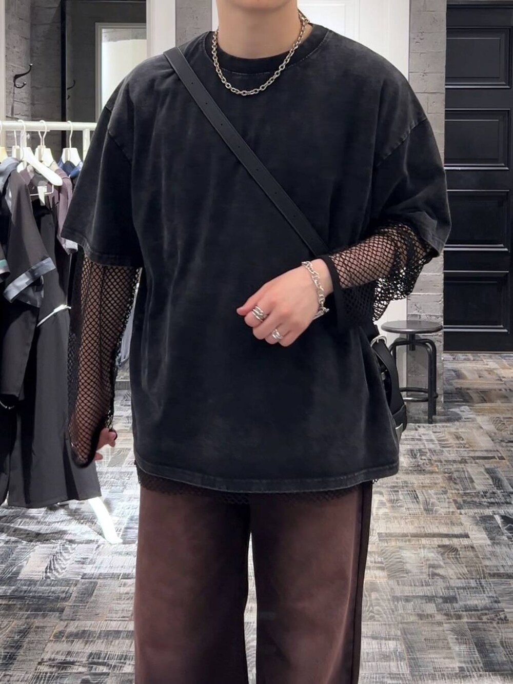 ブラック系のサンダル、レッド系のデニムパンツ、ブラック系のショルダーバッグを着用したメンズの夏コーディネートの4枚目の写真