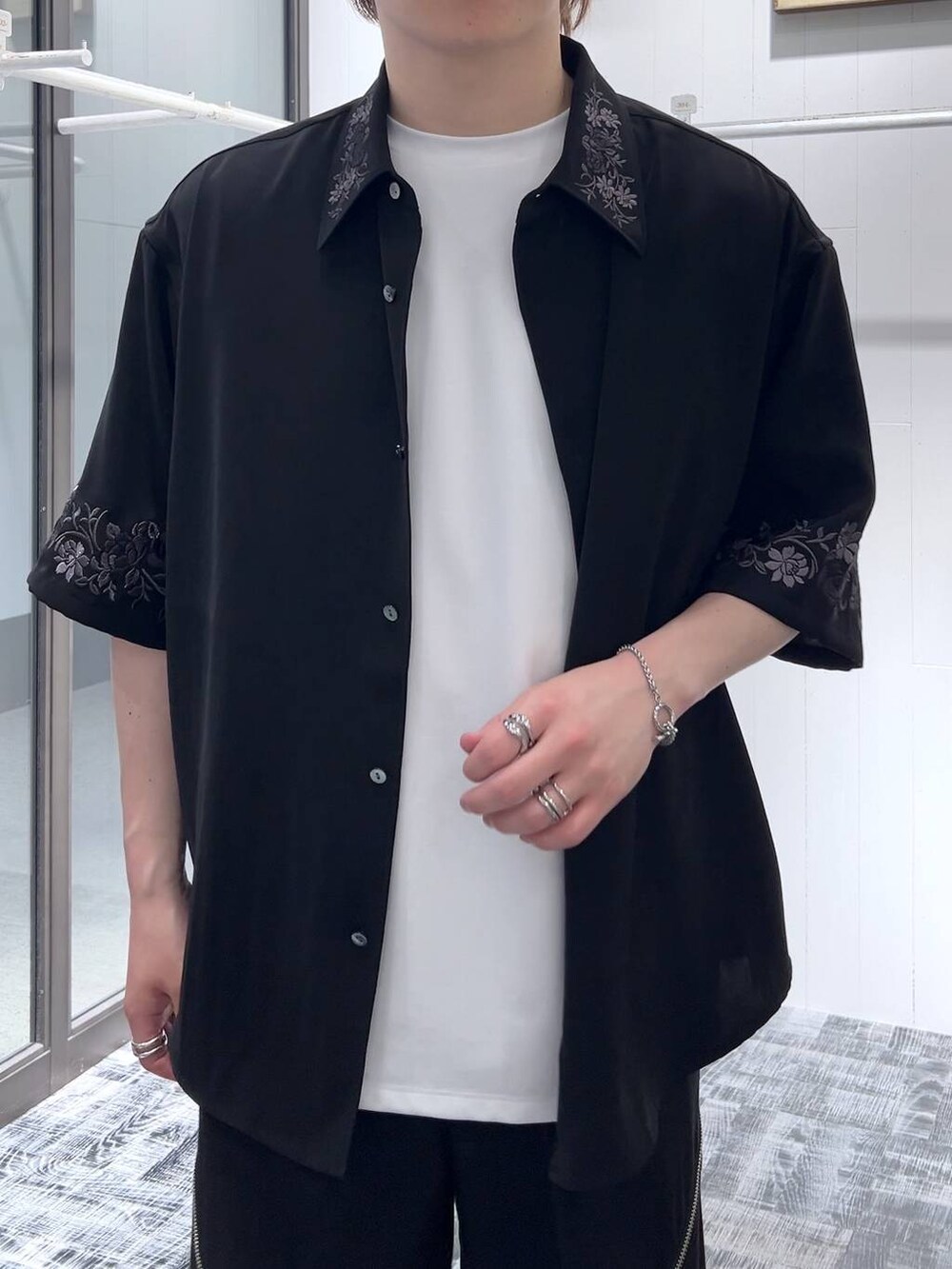 ブラック系のドレスシューズ、ブラック系のシャツ/ブラウス、ホワイト系のTシャツ/カットソーを着用したメンズの春コーディネートの5枚目の写真