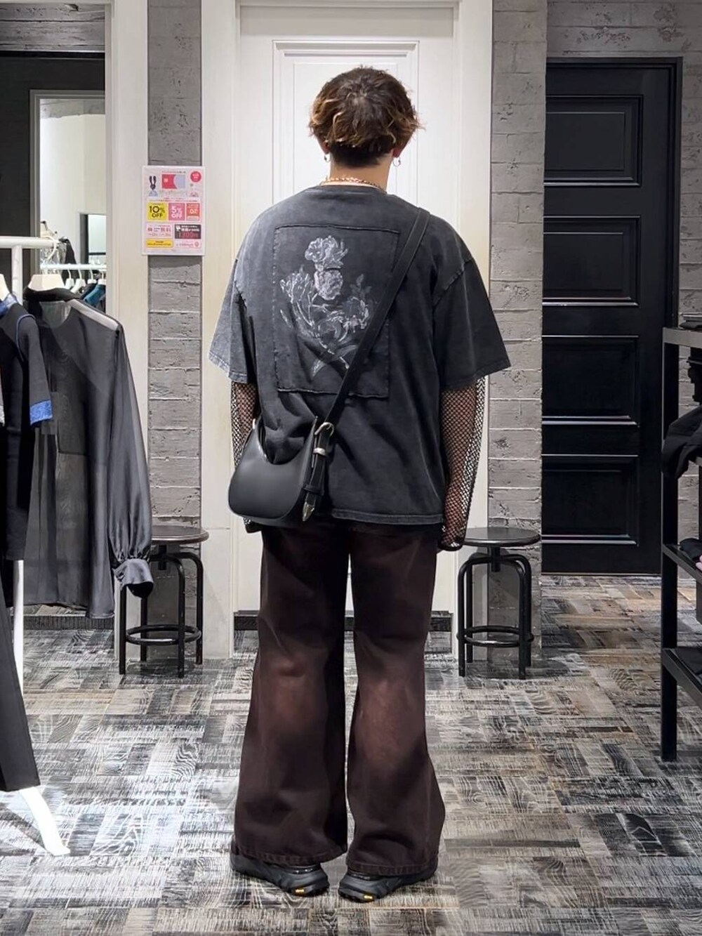 ブラック系のサンダル、レッド系のデニムパンツ、ブラック系のショルダーバッグを着用したメンズの夏コーディネートの3枚目の写真