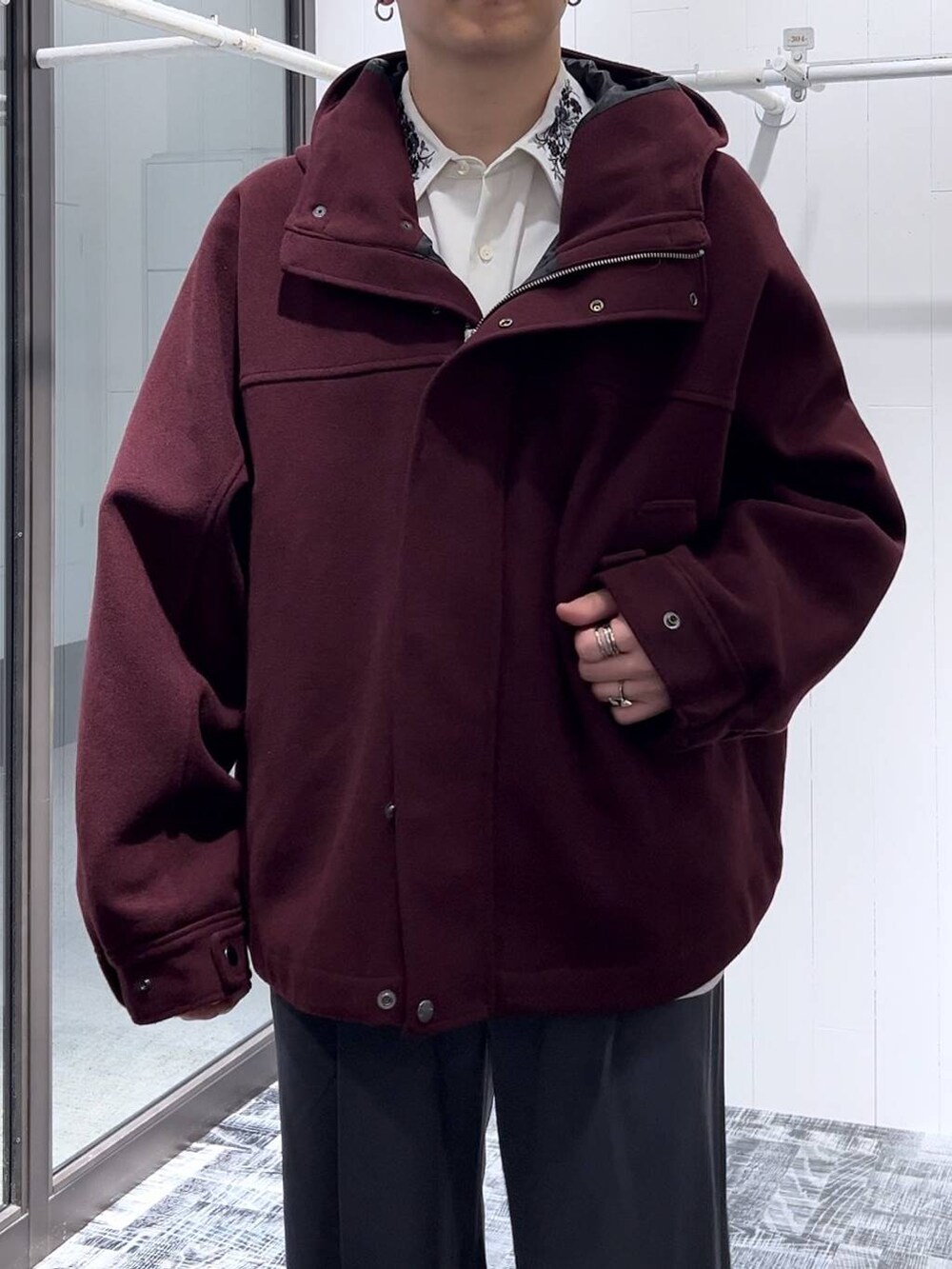 「低身長、きれいめ、モード、オーバーサイズ、HARE、スラックス、ブルゾン、シャツ、ワイドパンツ」｜「HAREの【SET UP対応】TOROMIシシュウシャツ(HARE)（シャツ/ブラウス、ホワイト系）」を使った、HARE     もりたいさん（メンズ・168cm）の秋コーディネートの5枚目の写真