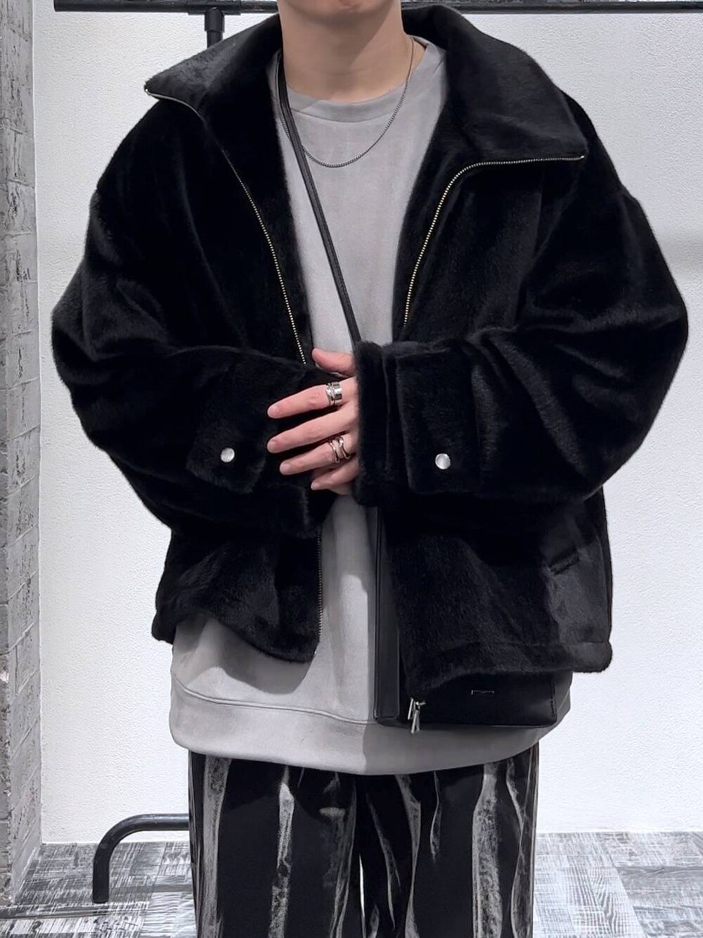 ブラック系のショルダーバッグ、ブラック系のローファー、グレー系のスウェットを着用したメンズの秋コーディネートの5枚目の写真