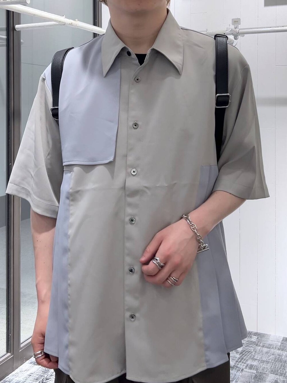 ブラウン系のカーゴパンツ、ブラック系のショルダーバッグ、グレー系のシャツ/ブラウスを着用したメンズの春コーディネートの5枚目の写真