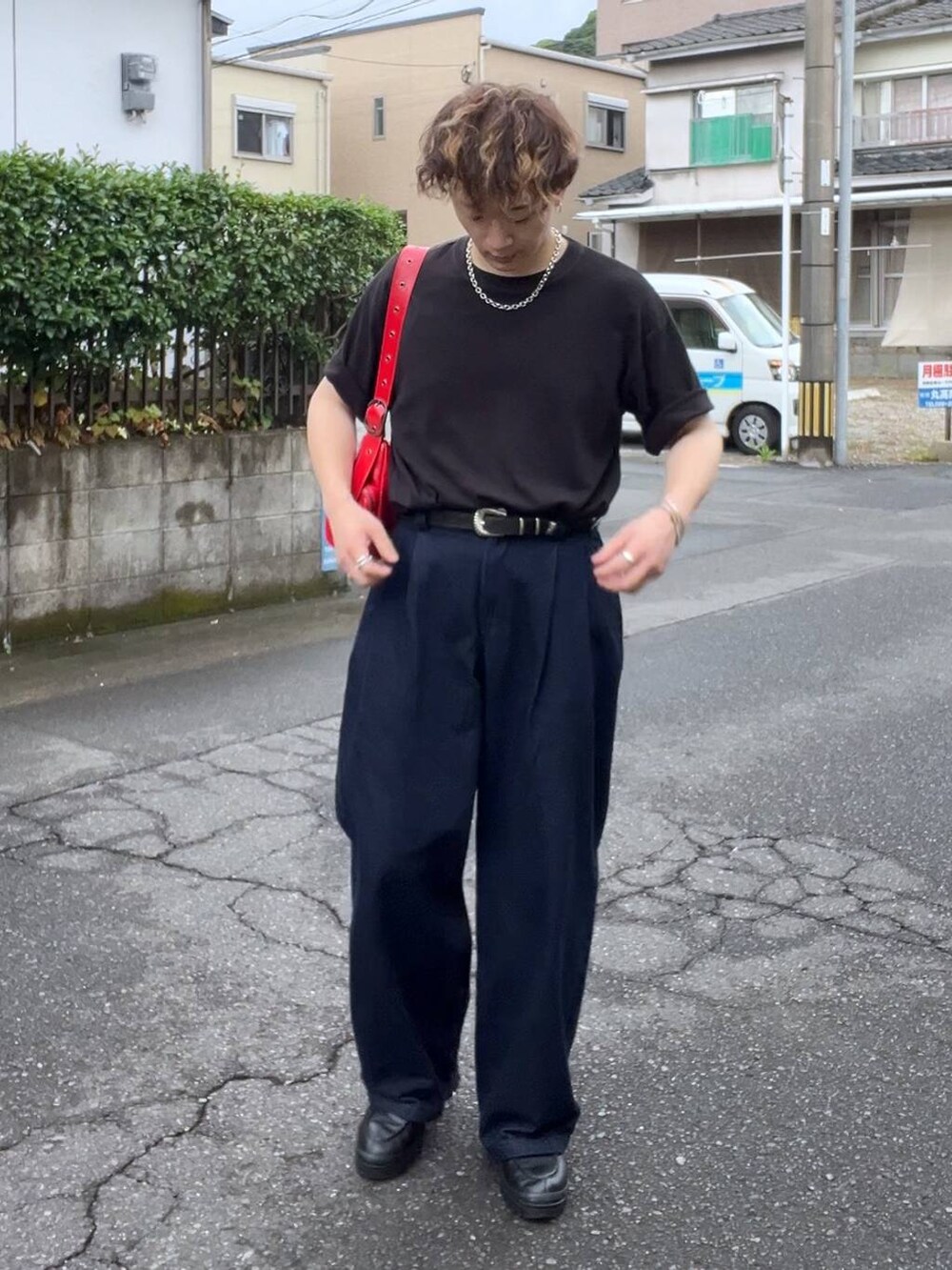 ブラック系のTシャツ/カットソー、レッド系のショルダーバッグ、シルバー系のピアス（片耳用）を着用したメンズの夏コーディネートの2枚目の写真