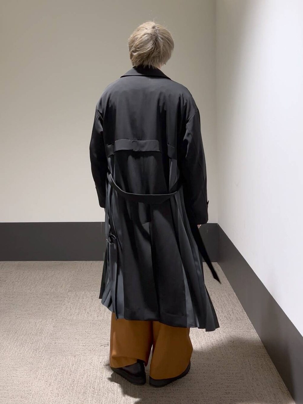 「ニット、シャツ、ワイドパンツ、スラックス、コート、低身長、きれいめ、オーバーサイズ、HARE」｜「HAREの【SET UP対応】TOROMIシシュウシャツ(HARE)（シャツ/ブラウス、ホワイト系）」を使った、HARE     もりたいさん（メンズ・168cm）の冬コーディネートの4枚目の写真