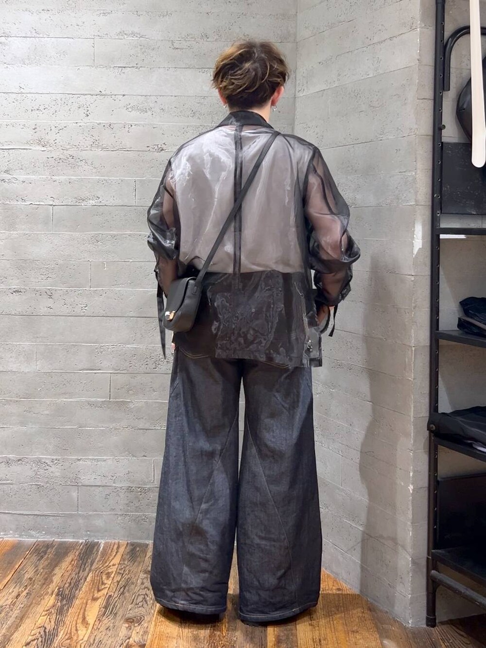 ブルー系のデニムパンツ、ホワイト系のTシャツ/カットソー、ブラック系のスニーカーを着用したメンズの夏コーディネートの3枚目の写真