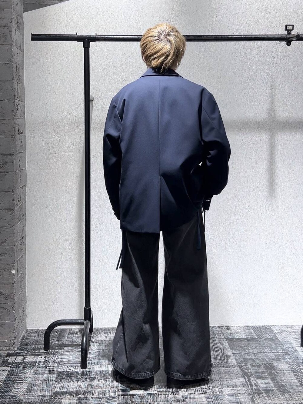 ブルー系のテーラードジャケット、ブラック系のデニムパンツ、ブラック系のドレスシューズを着用したメンズの春コーディネートの4枚目の写真