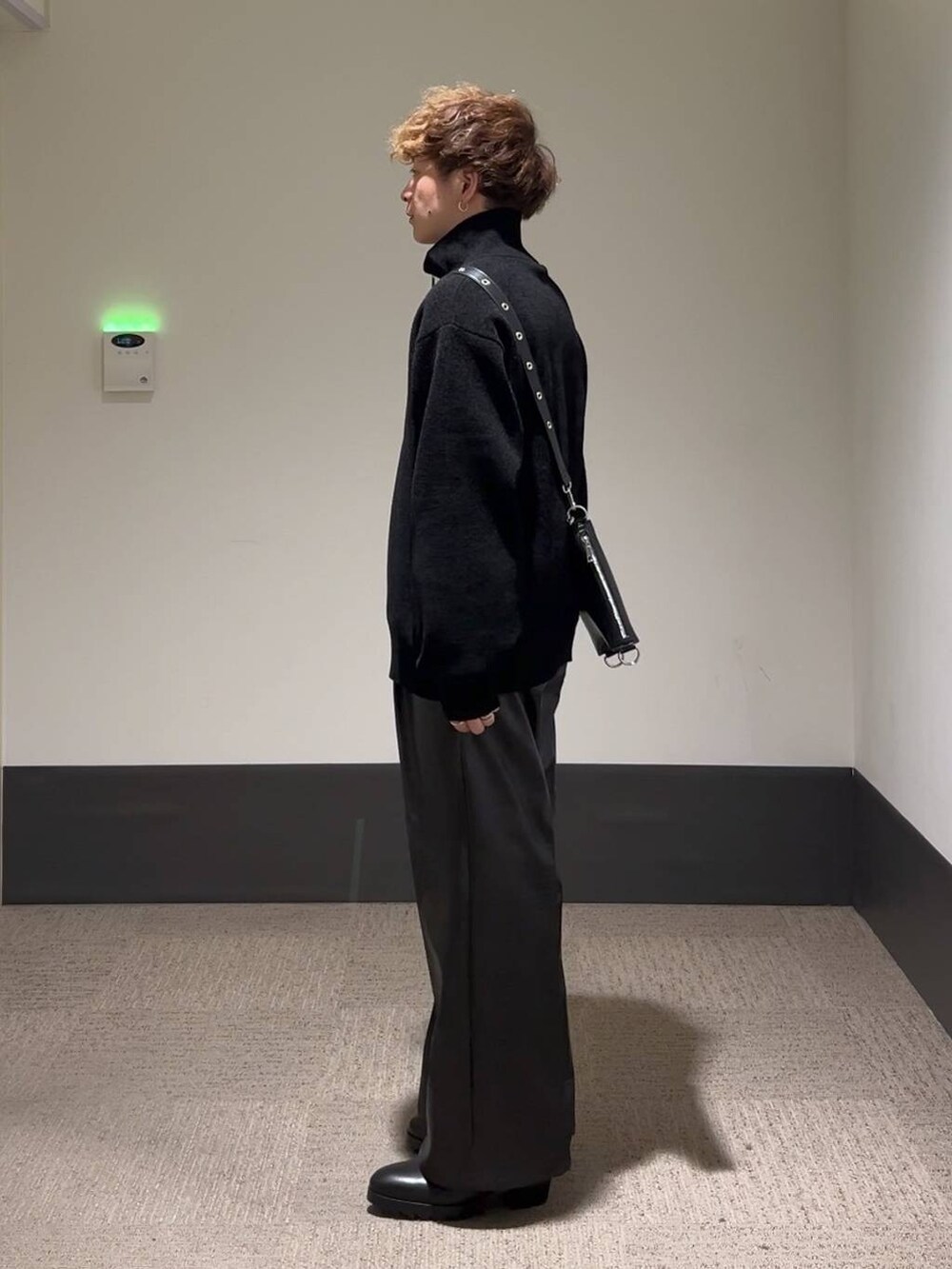 ブラック系のドレスシューズ、ブラック系のニット/セーター、ブラック系のその他パンツを着用したメンズの秋コーディネートの4枚目の写真