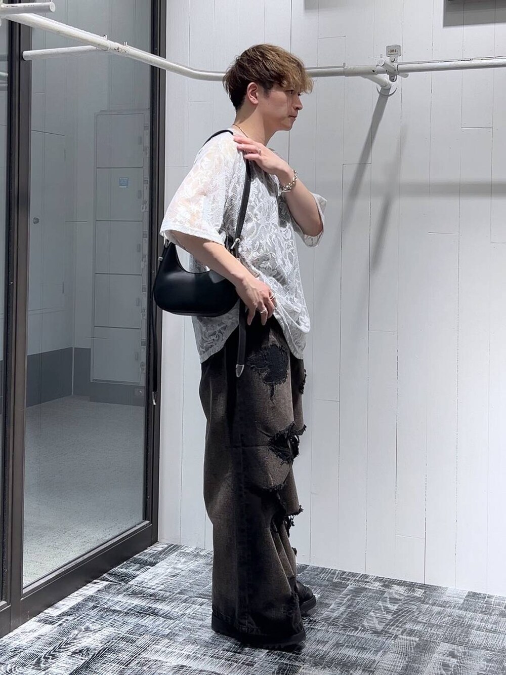 ブラック系のデニムパンツ、ブラック系のドレスシューズ、ブラック系のTシャツ/カットソーを着用したメンズの夏コーディネートの3枚目の写真