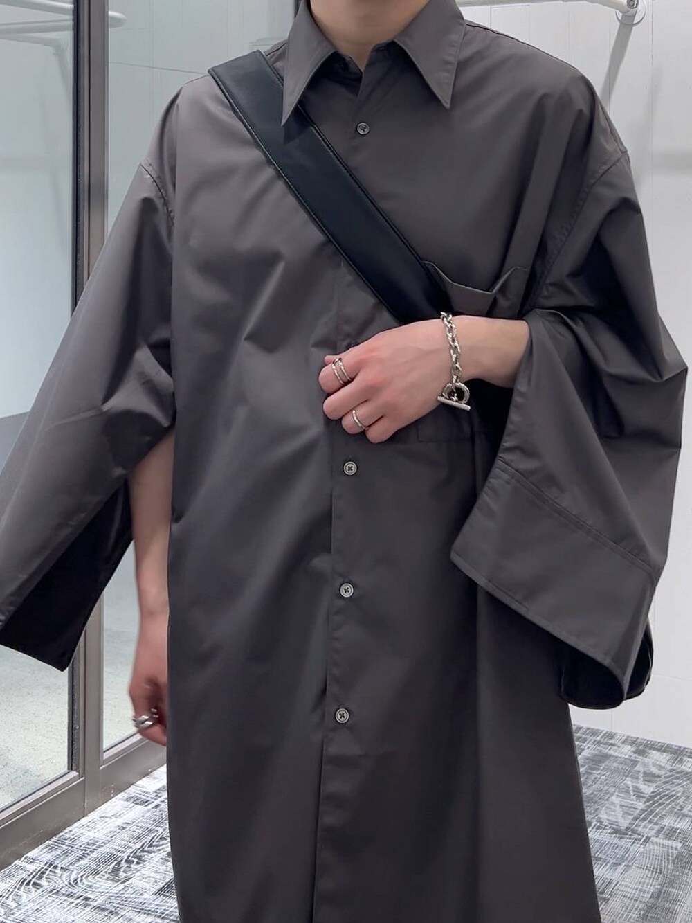 パープル系のその他パンツ、グレー系のシャツ/ブラウス、ブラック系のドレスシューズを着用したメンズの春コーディネートの5枚目の写真