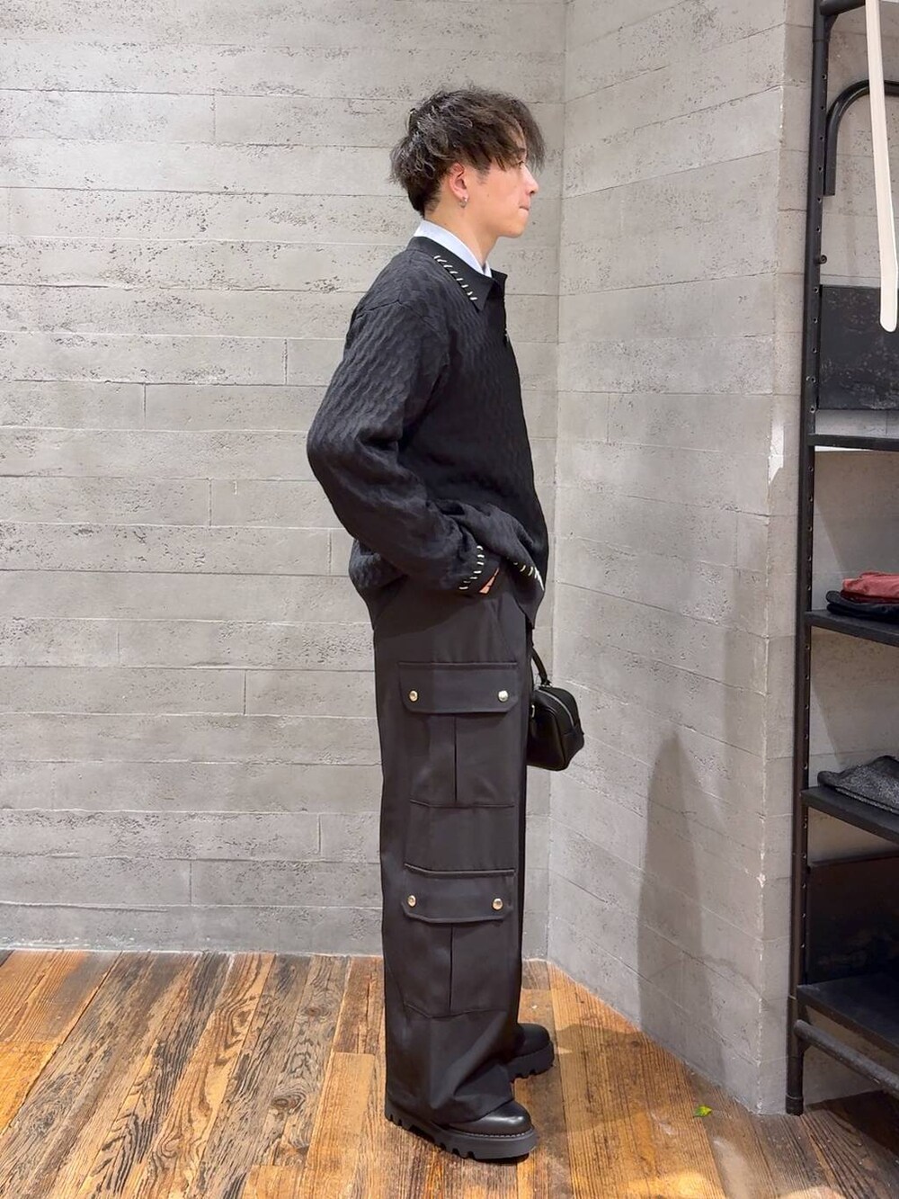ブラック系のドレスシューズ、ブラック系のボストンバッグ、ブラック系のカーゴパンツを着用したメンズの秋コーディネートの2枚目の写真