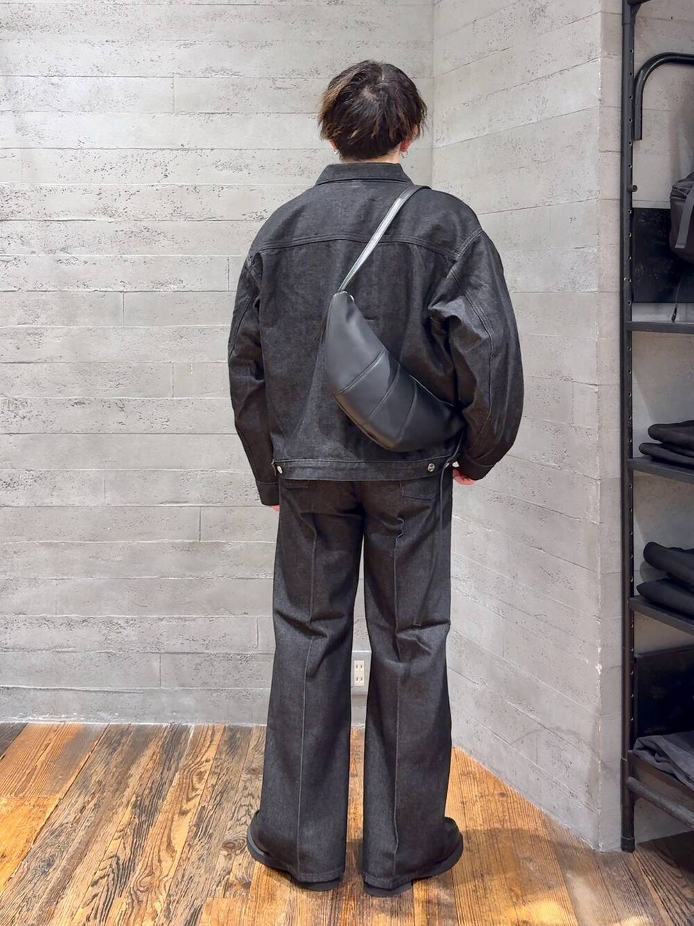 ブラック系のデニムパンツ、ブラック系のデニムジャケット、ブラック系のローファーを着用したメンズの秋コーディネートの3枚目の写真