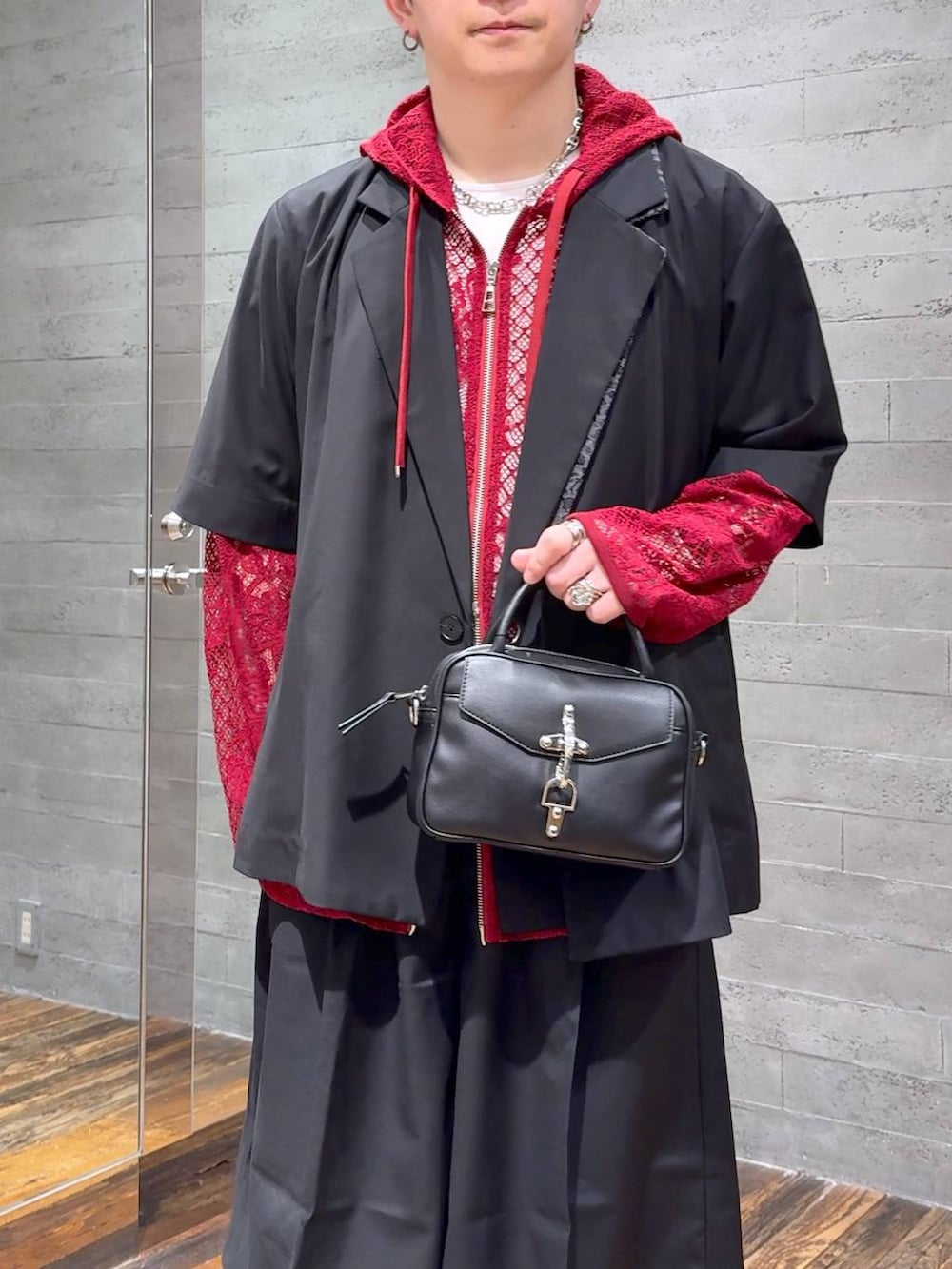 ブラック系のサンダル、ホワイト系のTシャツ/カットソー、ブラック系のショルダーバッグを着用したメンズの夏コーディネートの5枚目の写真