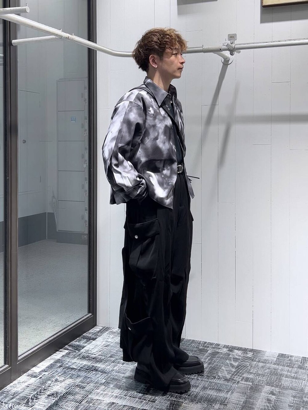 ブラック系のTシャツ/カットソー、ブラック系のショルダーバッグ、ブラック系のカーゴパンツを着用したメンズの夏コーディネートの4枚目の写真
