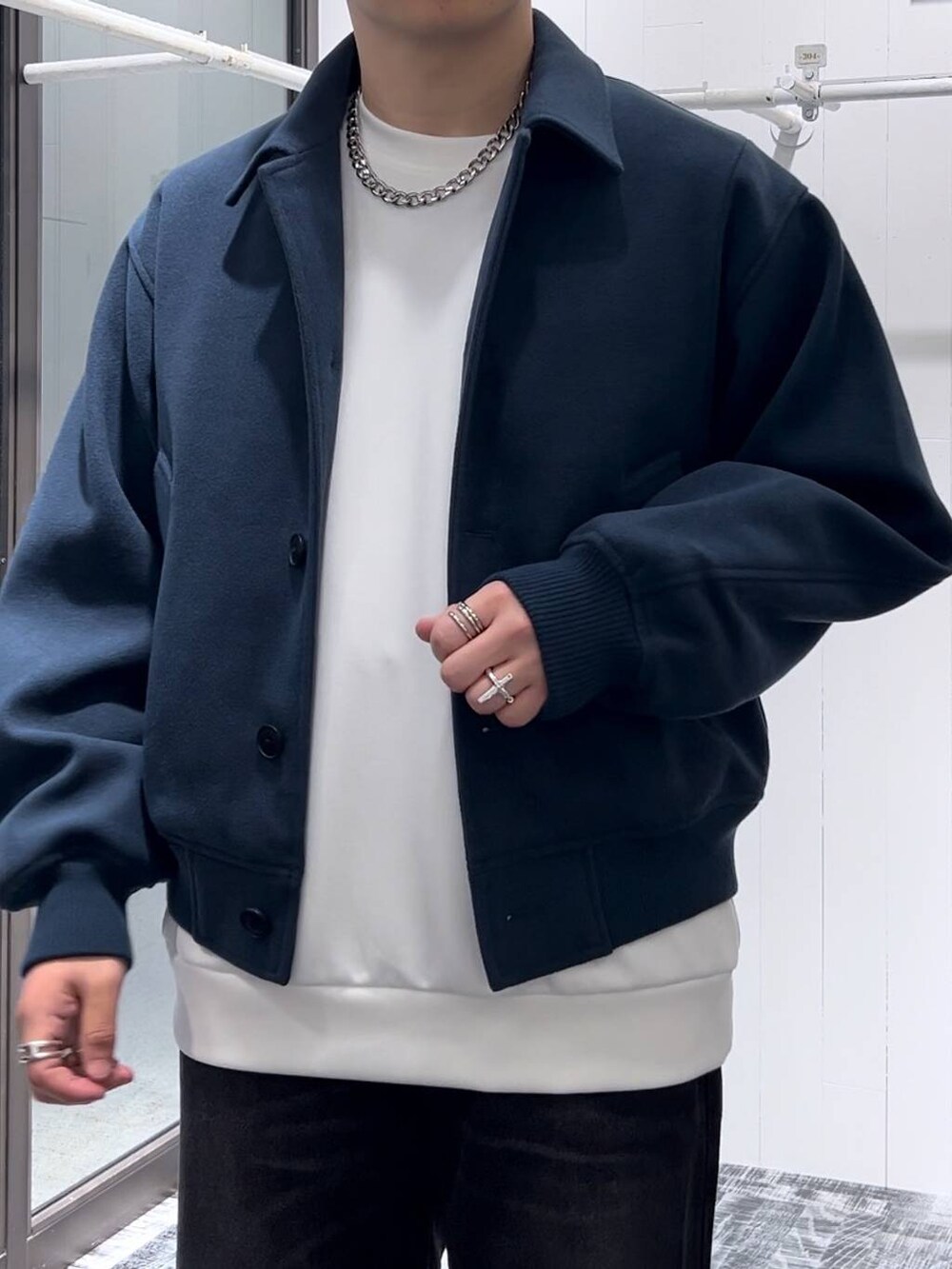 「低身長、きれいめ、モード、オーバーサイズ、HARE、デニムパンツ、ブルゾン、ウーリーテック、ベーシック/シンプル」|「HAREのウーリーテックコンパクトショートブルゾン(HARE)(ブルゾン、グリーン系)」を使った、HARE もりたいさん(メンズ・168cm)の秋コーディネートの5枚目の写真