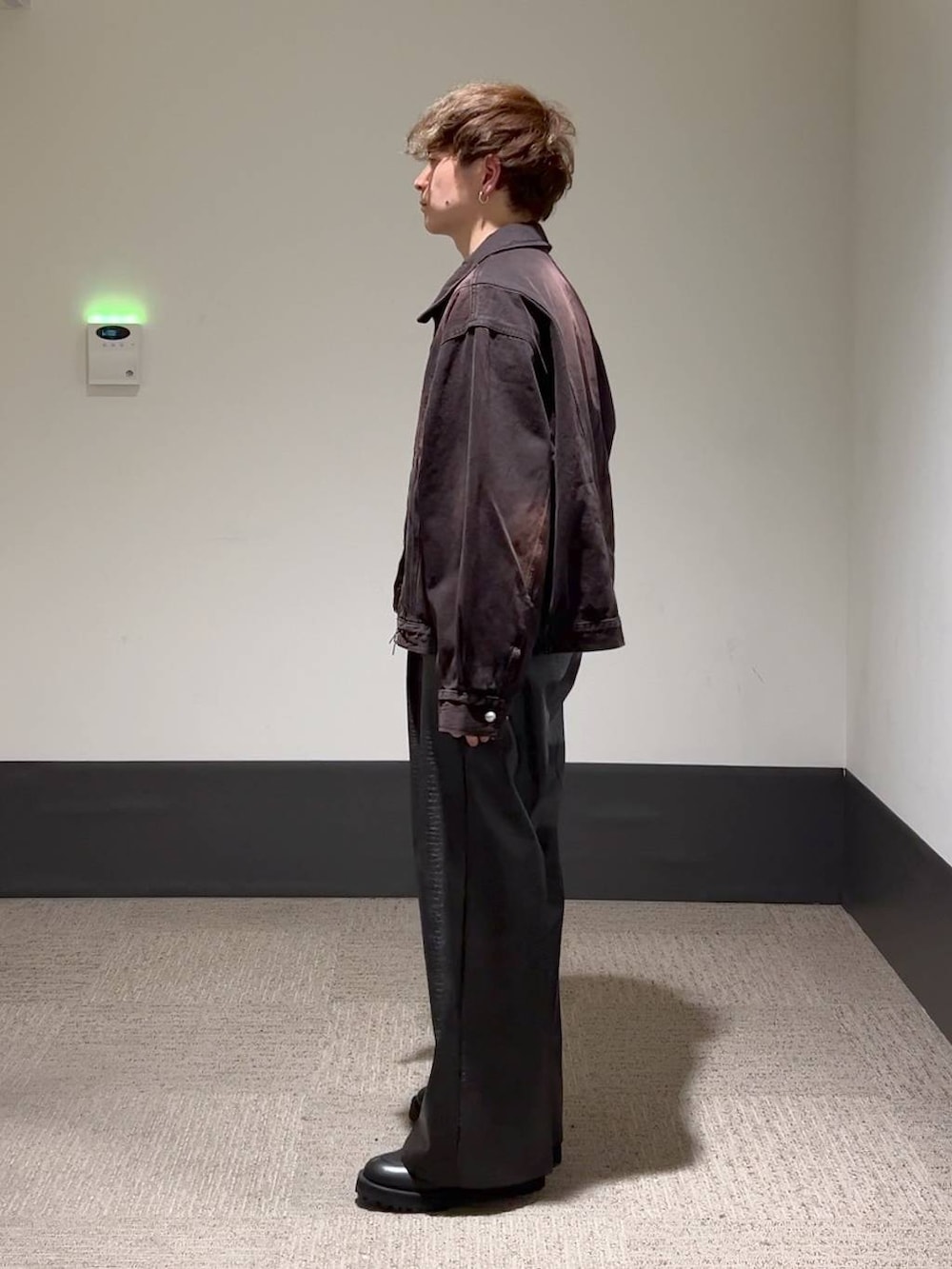 ブラック系のその他パンツ、レッド系のデニムジャケット、ブラック系のTシャツ/カットソーを着用したメンズの秋コーディネートの4枚目の写真