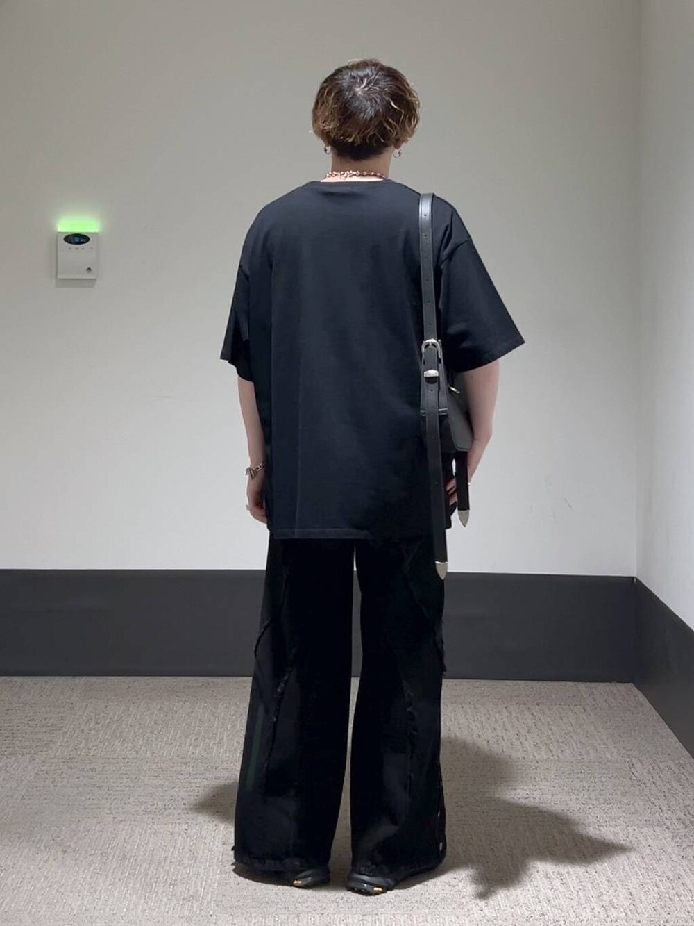 ブラック系のサンダル、ブラック系のショルダーバッグ、ブラック系のTシャツ/カットソーを着用したメンズの夏コーディネートの3枚目の写真