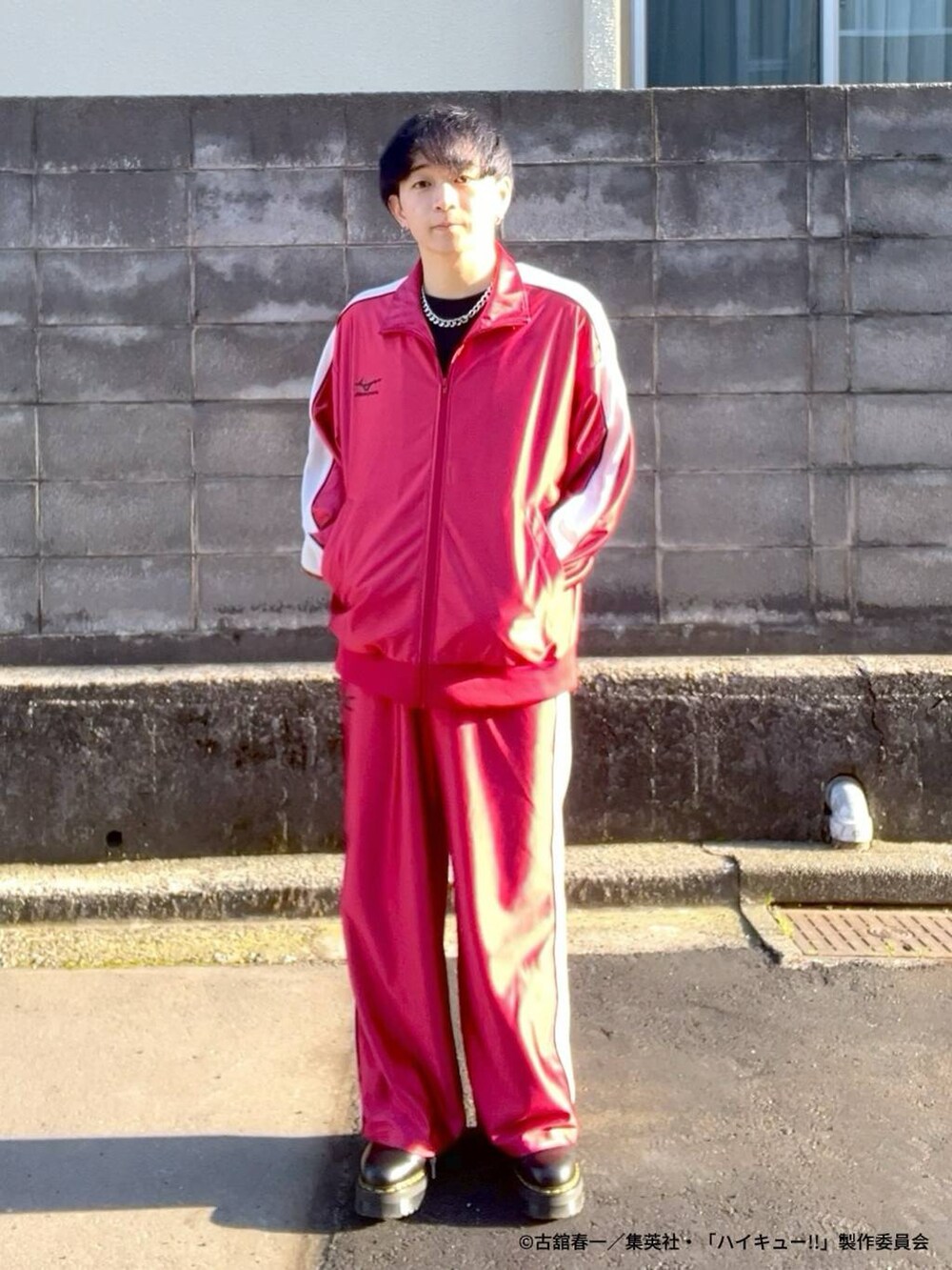 ブラック系のショルダーバッグ、ブラック系のTシャツ/カットソー、レッド系のその他パンツを着用したメンズの春コーディネートの3枚目の写真