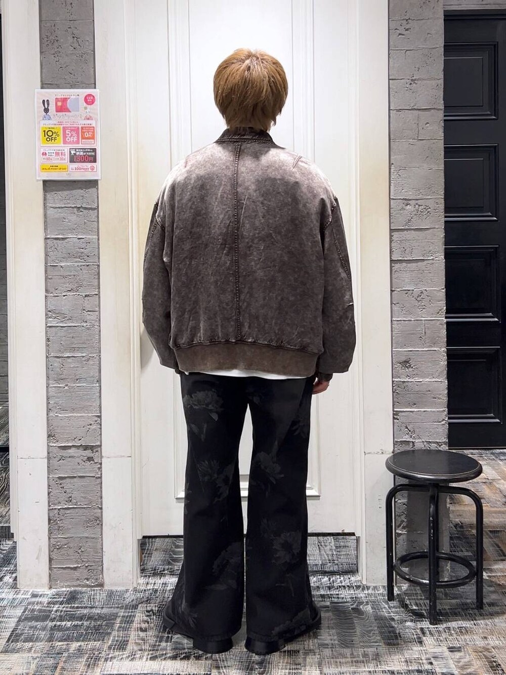 ブラック系のドレスシューズ、ブラウン系のブルゾン、ブラック系のデニムパンツを着用したメンズの冬コーディネートの3枚目の写真