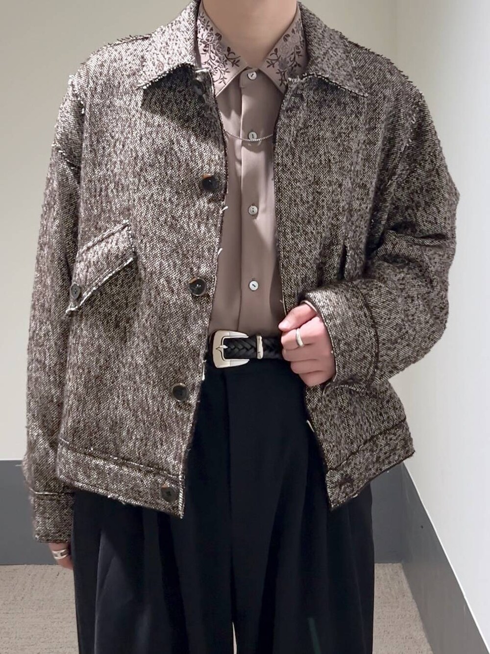 ブラウン系のブルゾン、ピンク系のシャツ/ブラウス、ブラック系のドレスシューズを着用したメンズの冬コーディネートの5枚目の写真