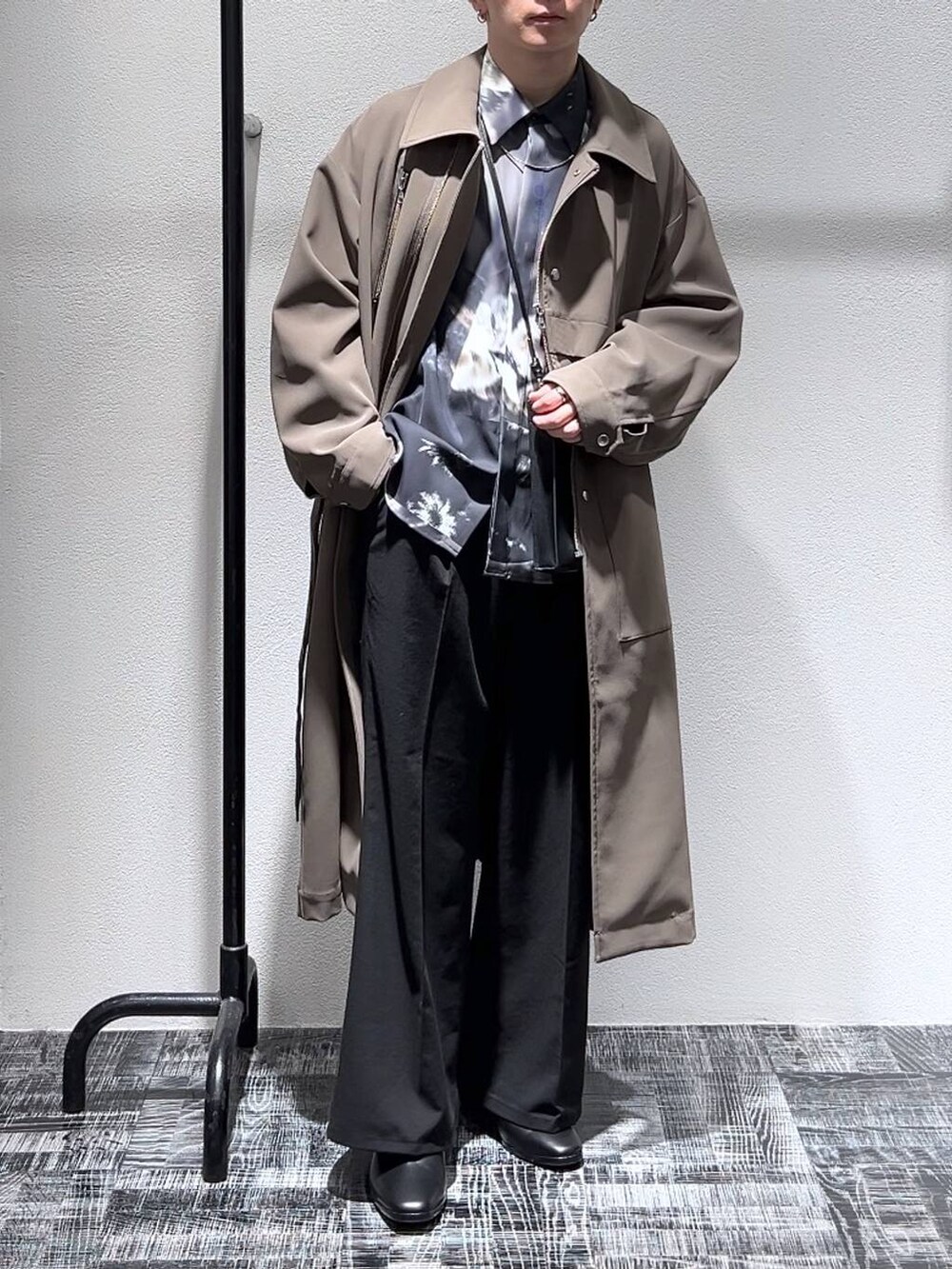 ブラック系のドレスシューズ、ブラック系のショルダーバッグ、ブラック系のシャツ/ブラウスを着用したメンズの冬コーディネートの2枚目の写真