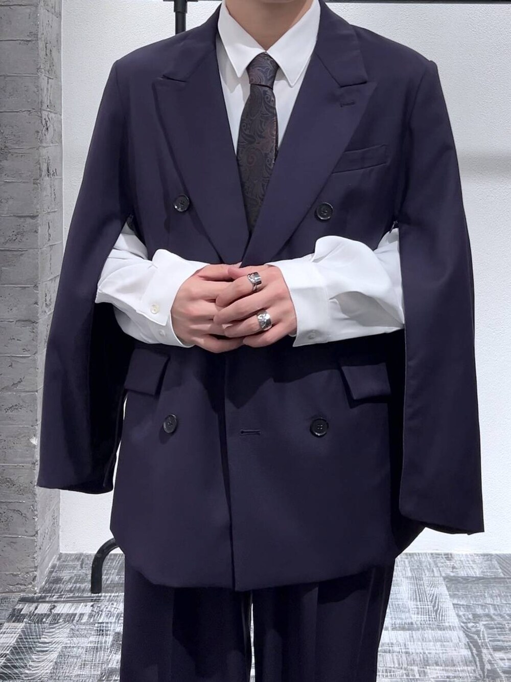 レッド系のネクタイ、ホワイト系のシャツ/ブラウス、ブラック系のブーツを着用したメンズの冬コーディネートの5枚目の写真