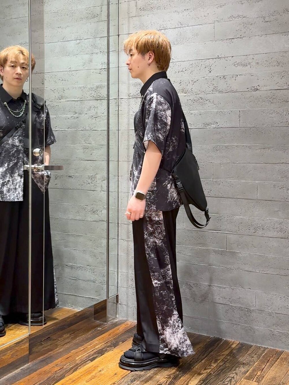 ブラック系のショルダーバッグ、ブラック系のサンダル、シルバー系のネックレスを着用したメンズの夏コーディネートの4枚目の写真