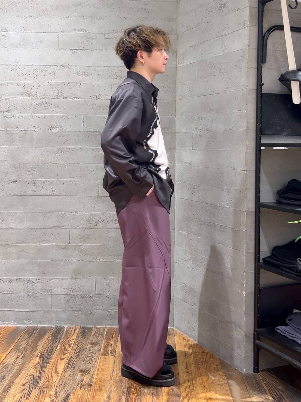 ブラック系のサンダル、ブラック系のショルダーバッグ、パープル系のスラックスを着用したメンズの夏コーディネートの2枚目の写真