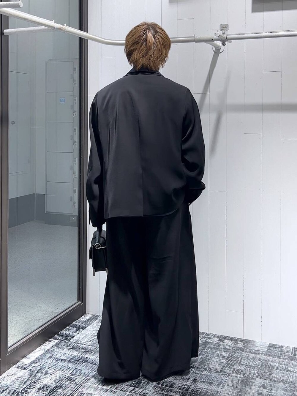 ブラック系のショルダーバッグ、ブルー系のシャツ/ブラウス、ブラック系のドレスシューズを着用したメンズの春コーディネートの3枚目の写真