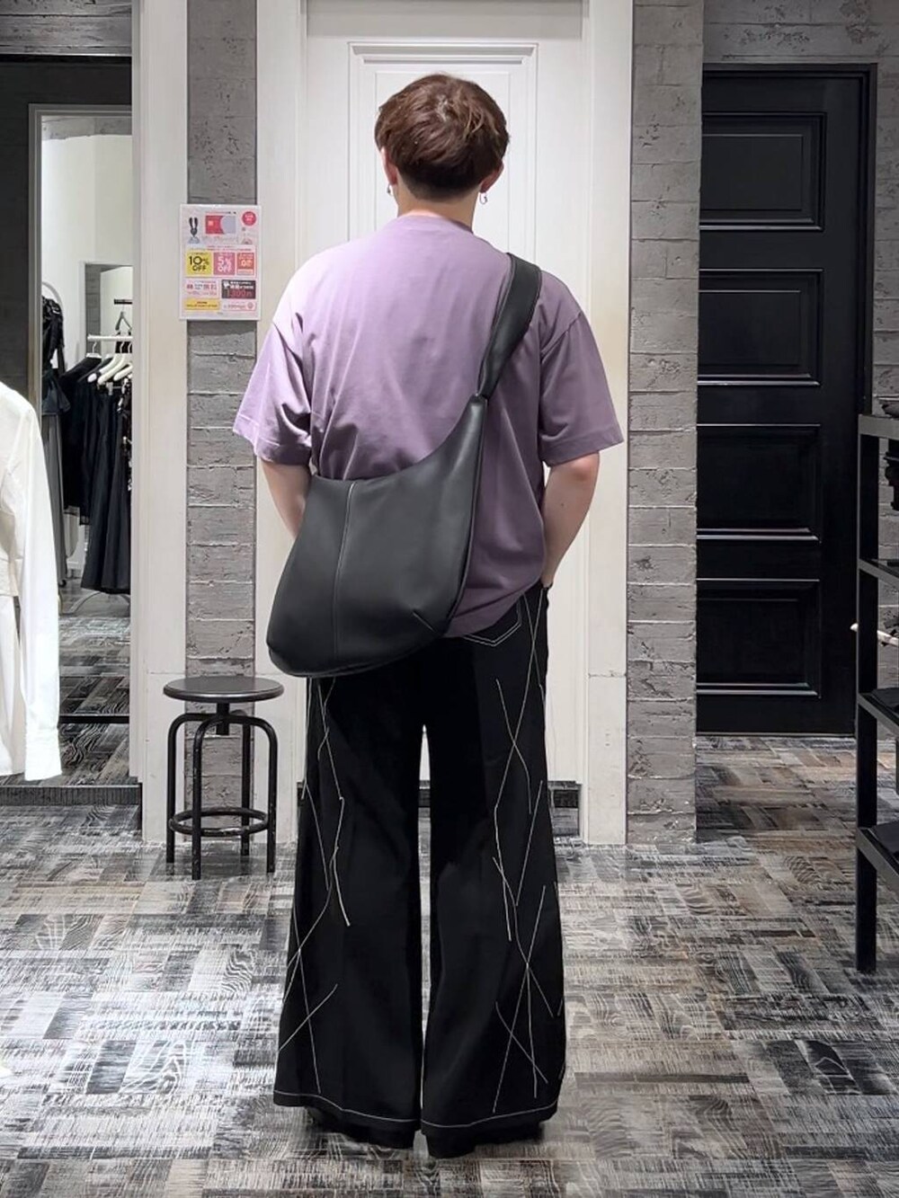 パープル系のTシャツ/カットソー、ブラック系のショルダーバッグ、ブラック系のドレスシューズを着用したメンズの夏コーディネートの4枚目の写真