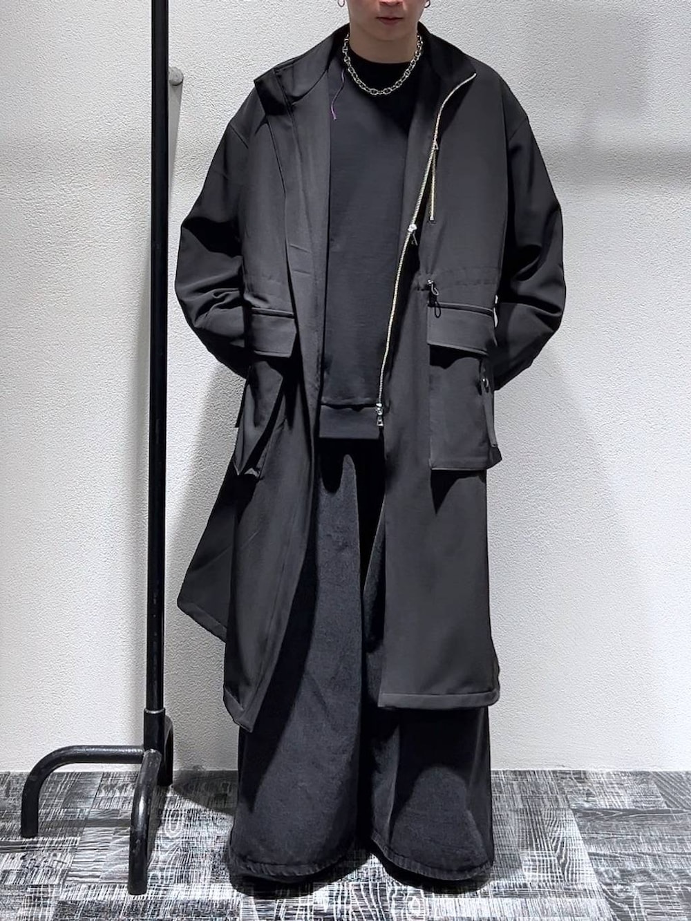 ブラック系のブーツ、ブラック系のトレンチコート、ブラック系のデニムパンツを着用したメンズの冬コーディネートの2枚目の写真