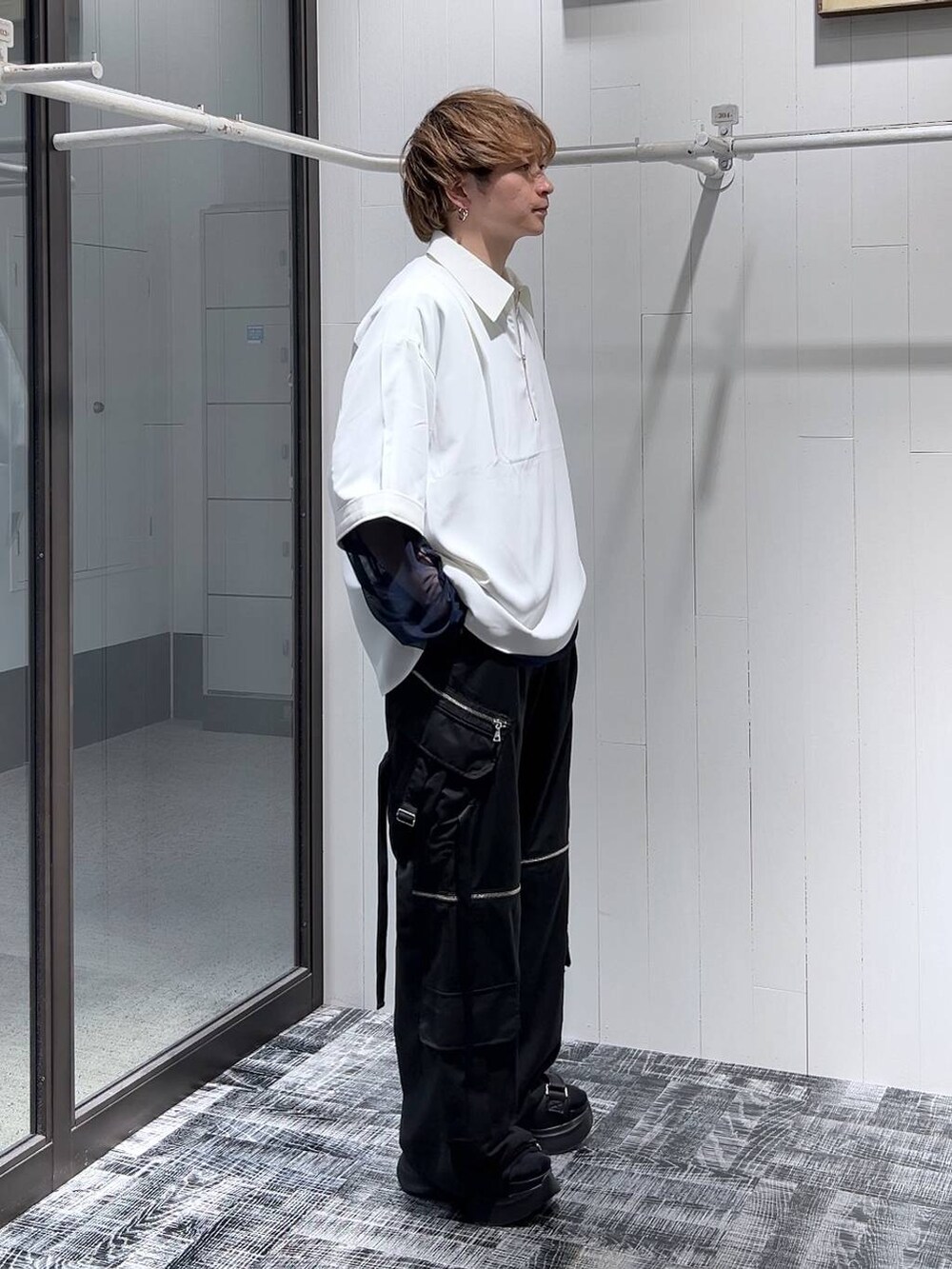 ブラック系のサンダル、グレー系のTシャツ/カットソー、ホワイト系のシャツ/ブラウスを着用したメンズの春コーディネートの2枚目の写真