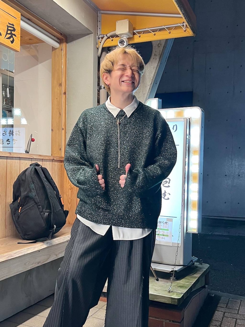 ブラック系のパーカー、グリーン系のニット/セーター、ブラック系のその他パンツを着用したメンズの冬コーディネートの7枚目の写真