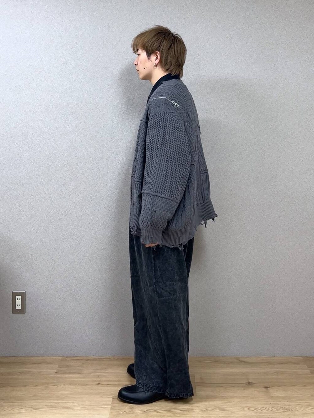 グレー系のカーディガン/ボレロ、ブラック系のドレスシューズ、ブラック系のシャツ/ブラウスを着用したメンズの冬コーディネートの4枚目の写真