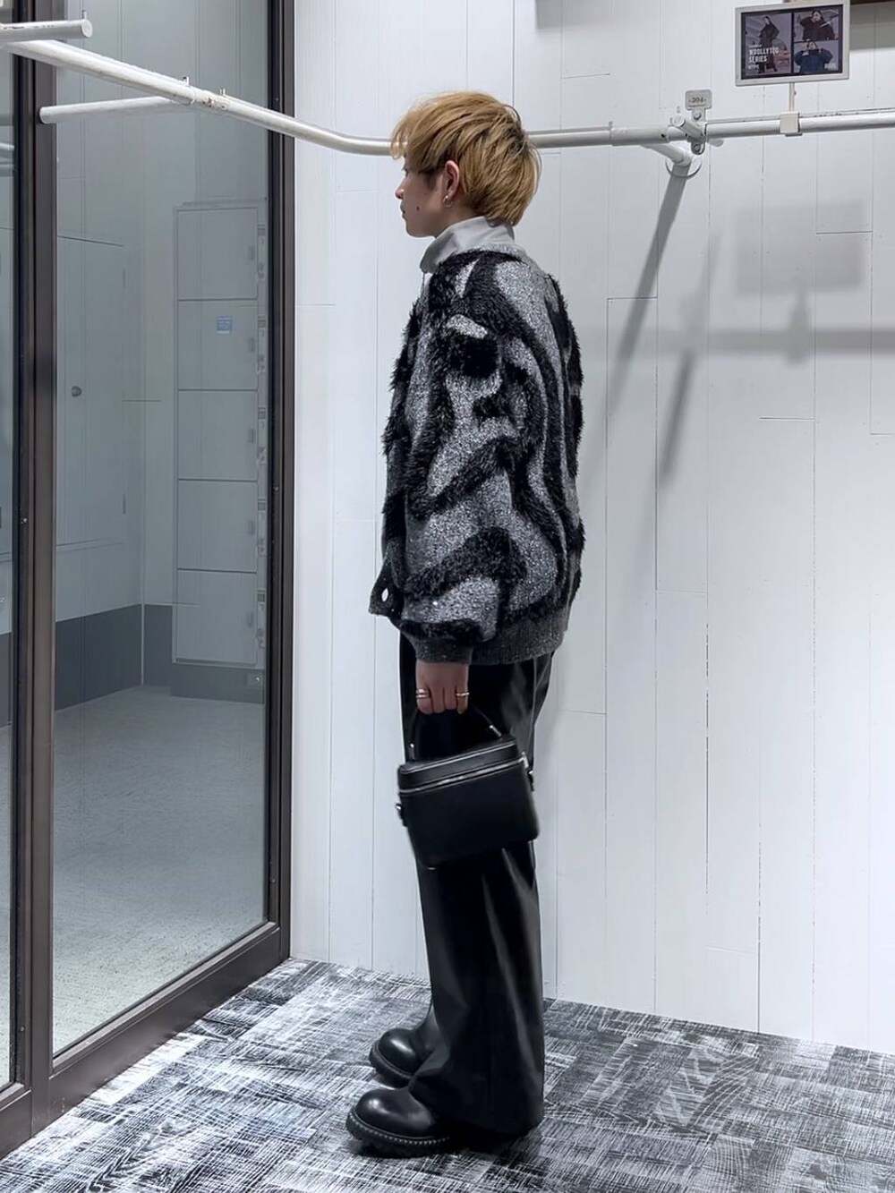 グレー系のカーディガン/ボレロ、ブラック系のその他パンツ、ブラック系のその他シューズを着用したメンズの冬コーディネートの4枚目の写真
