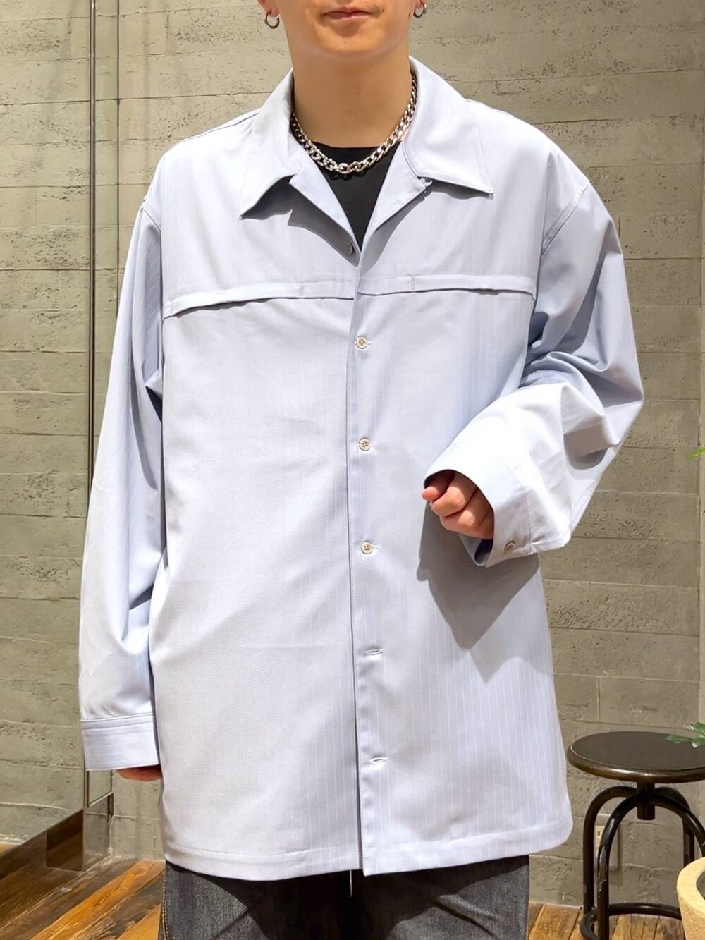 ブルー系のデニムパンツ、ブラック系のドレスシューズ、ブラック系のTシャツ/カットソーを着用したメンズの夏コーディネートの5枚目の写真