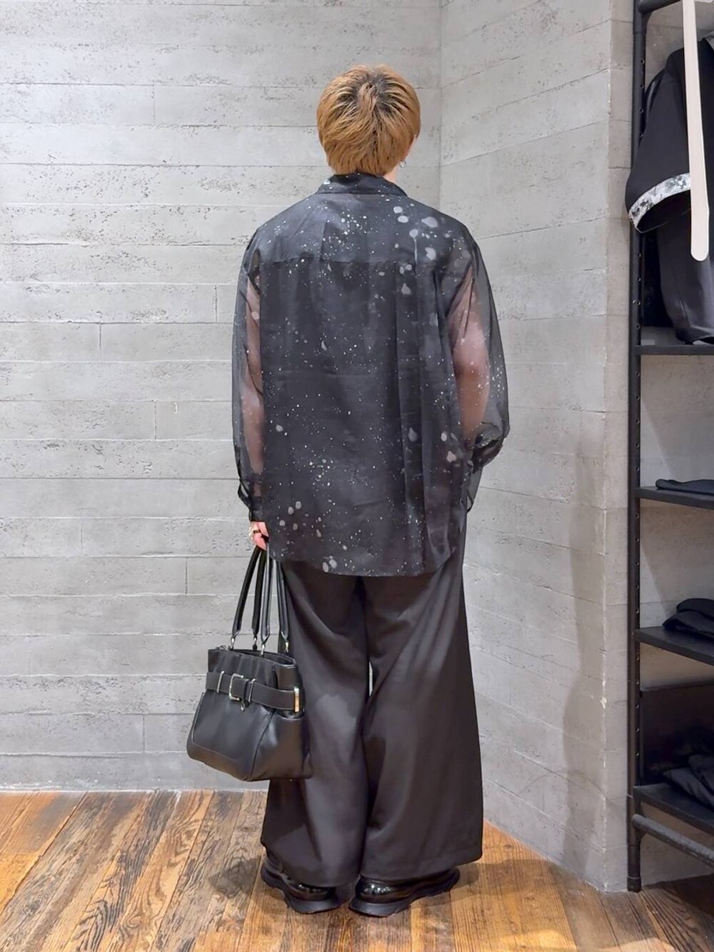 ブラック系のシャツ/ブラウス、ブラック系のTシャツ/カットソー、ブラック系のスラックスを着用したメンズの夏コーディネートの3枚目の写真