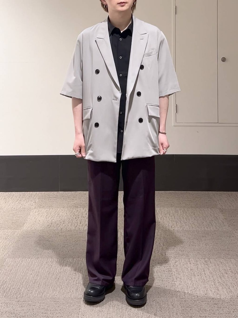 グレー系のテーラードジャケット、ブラック系のドレスシューズ、ブラック系のシャツ/ブラウスを着用したメンズの春コーディネートの5枚目の写真