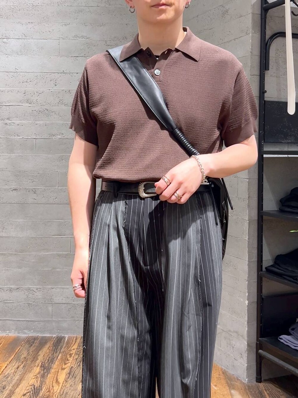 ブラック系のその他パンツ、ブラック系のショルダーバッグ、ブラウン系のポロシャツを着用したメンズの夏コーディネートの5枚目の写真