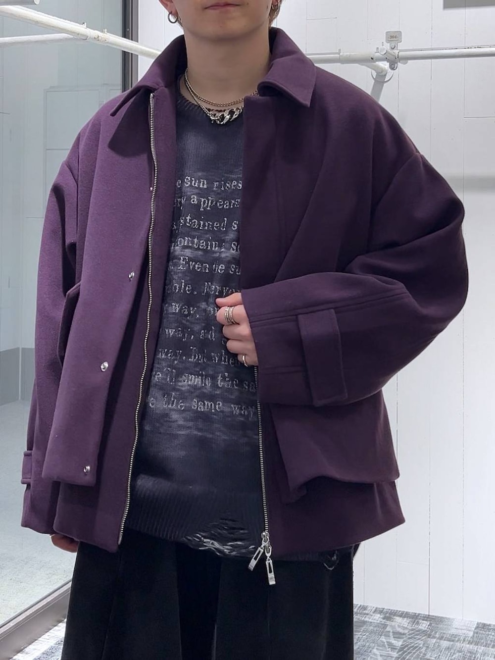 パープル系のブルゾン、ブラック系のスウェットパンツ、ブラック系のニット/セーターを着用したメンズの冬コーディネートの5枚目の写真
