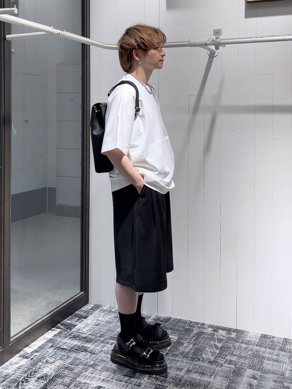 ブラック系のその他パンツ、ホワイト系のTシャツ/カットソー、ブラック系のサンダルを着用したメンズの春コーディネートの3枚目の写真