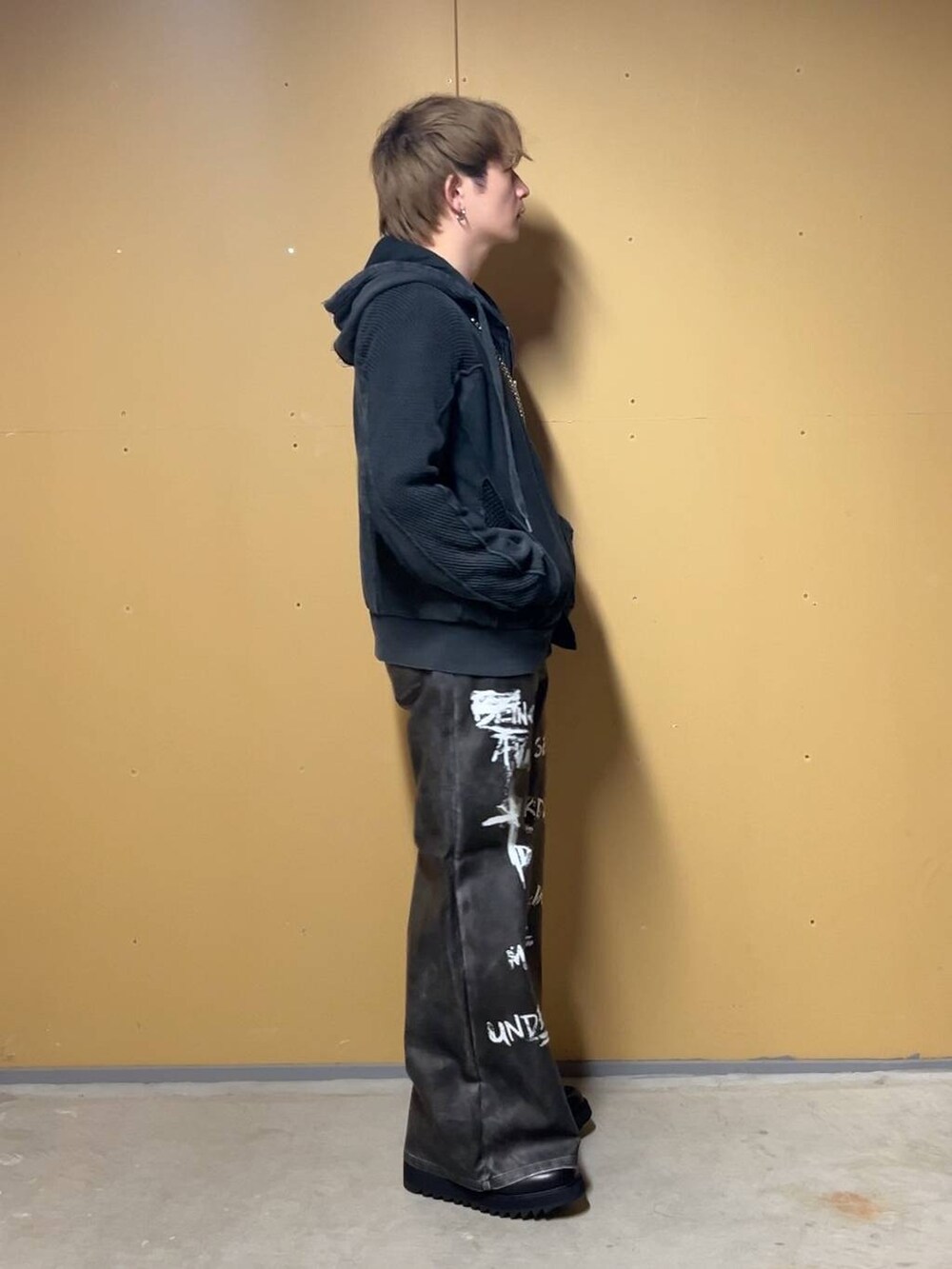 ブラック系のTシャツ/カットソー、ブラック系のドレスシューズ、ブラック系のショルダーバッグを着用したメンズの春コーディネートの2枚目の写真