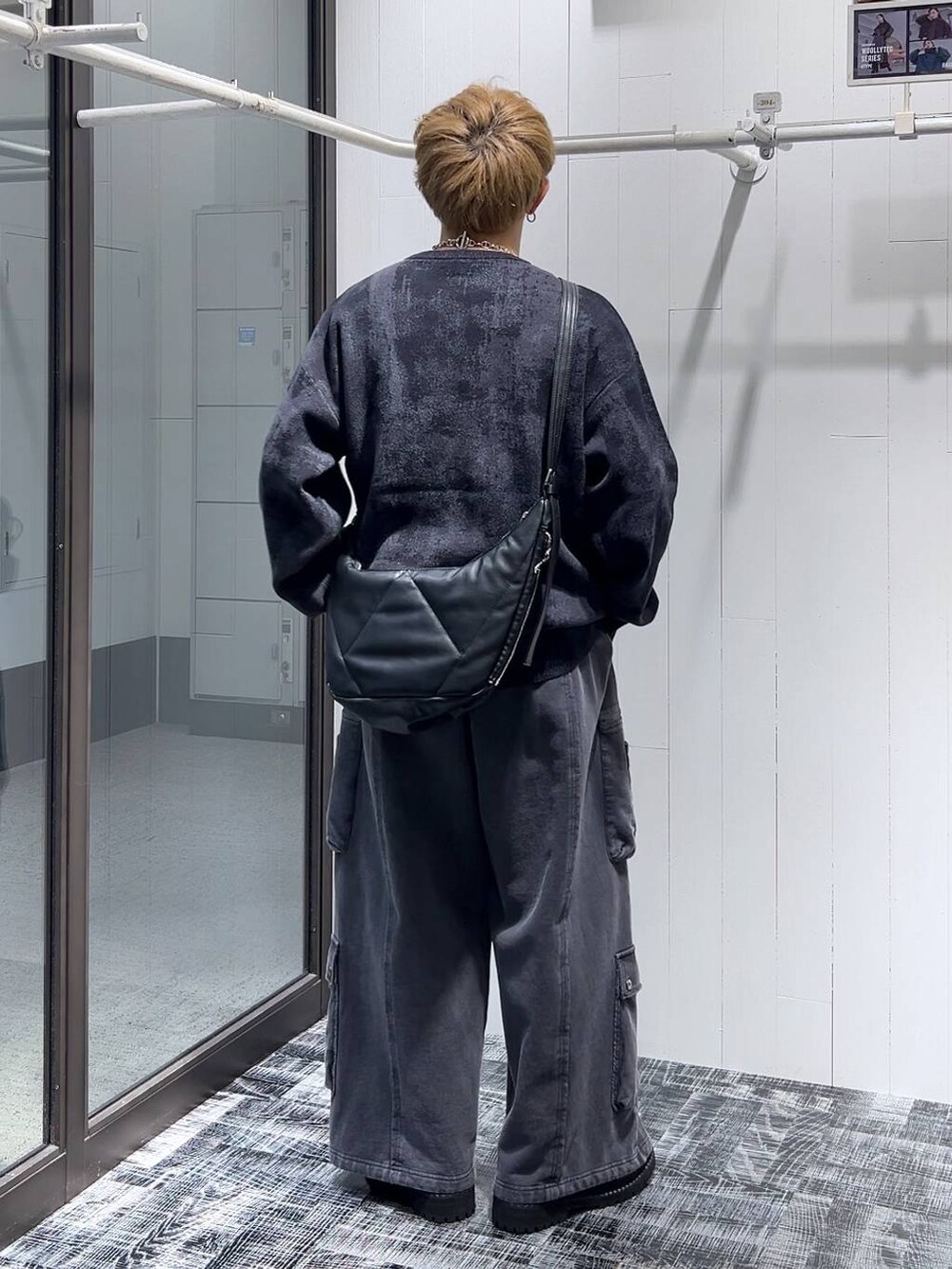 グレー系のカーゴパンツ、ブラック系のその他シューズ、ブラック系のショルダーバッグを着用したメンズの秋コーディネートの3枚目の写真