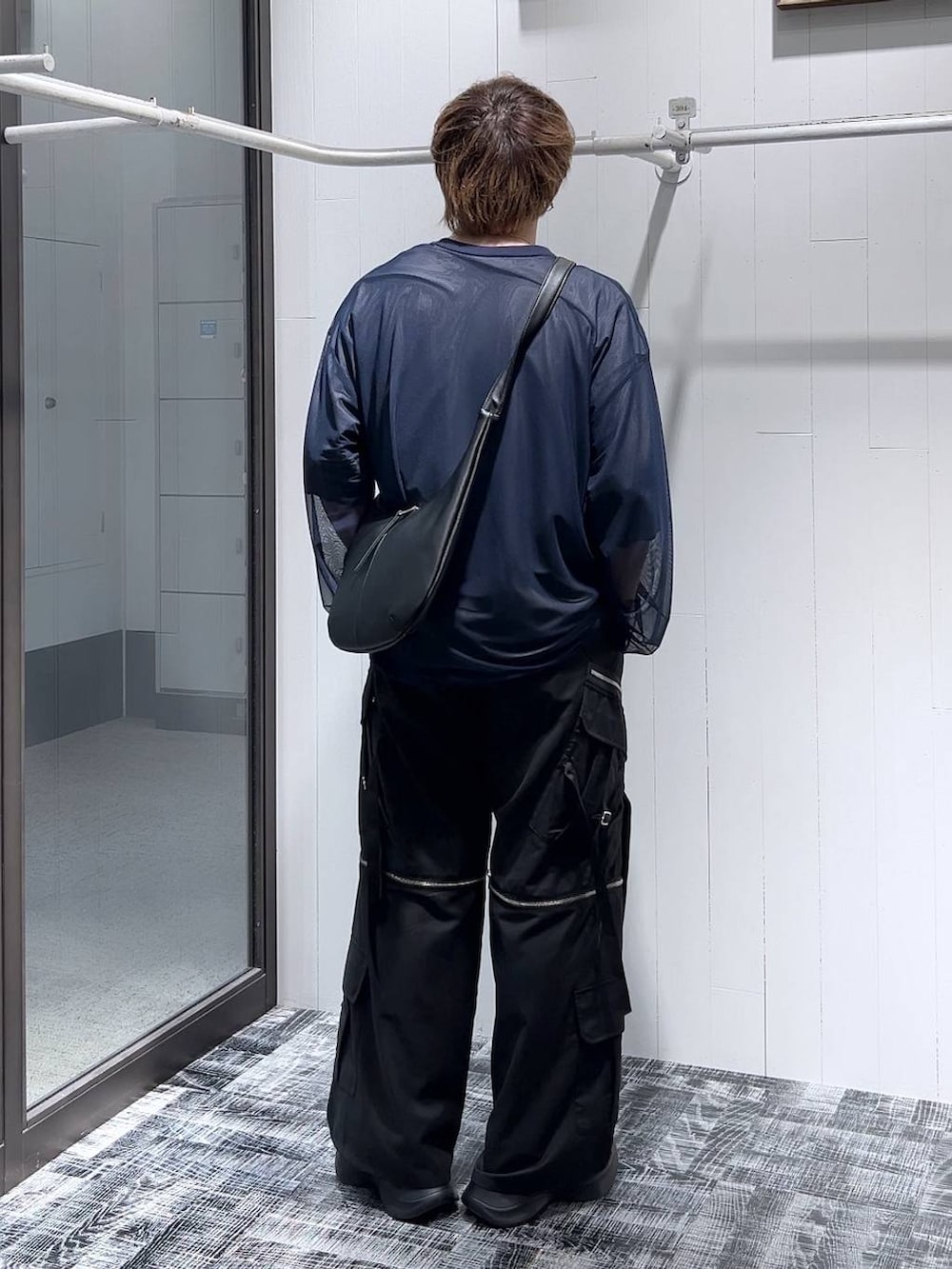 ブラック系のサンダル、グレー系のTシャツ/カットソー、ブラック系のカーゴパンツを着用したメンズの春コーディネートの5枚目の写真