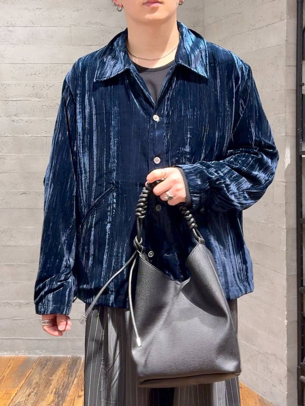 ブラック系のブーツ、ブラック系のTシャツ/カットソー、ブラック系のトートバッグを着用したメンズの秋コーディネートの5枚目の写真