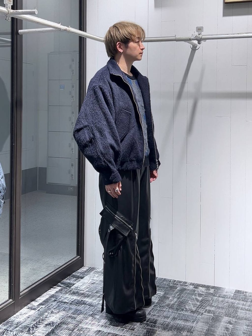 「低身長、きれいめ、モード、オーバーサイズ、HARE、ブルゾン、ワイドパンツ、ニット、セールコーデ」｜「HAREのウールスタンドブルゾン(HARE)（ブルゾン、パープル系）」を使った、HARE     もりたいさん（メンズ・168cm）の冬コーディネートの2枚目の写真