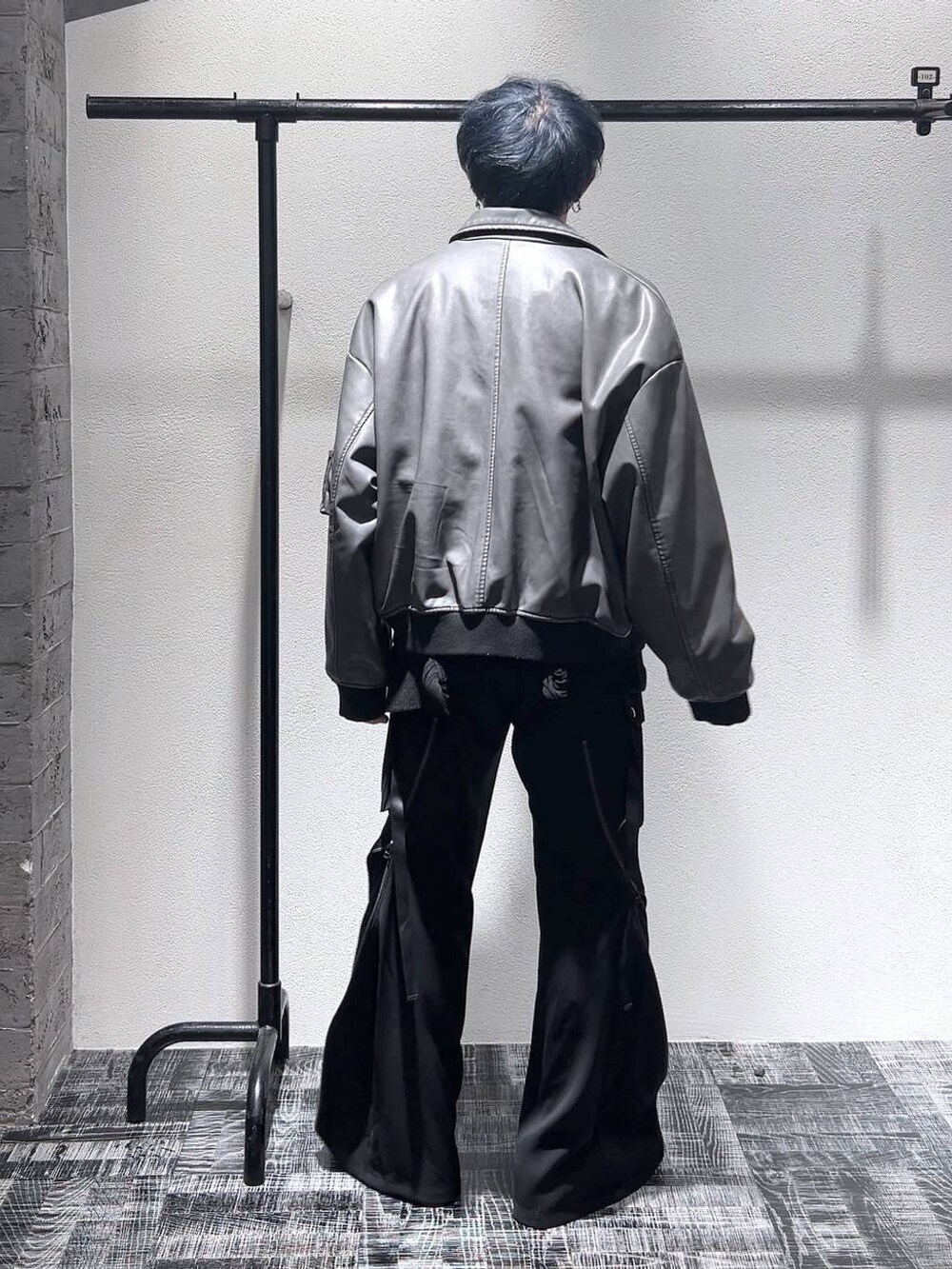 ブラック系のドレスシューズ、ブラック系のカーゴパンツ、グレー系のブルゾンを着用したメンズの冬コーディネートの4枚目の写真