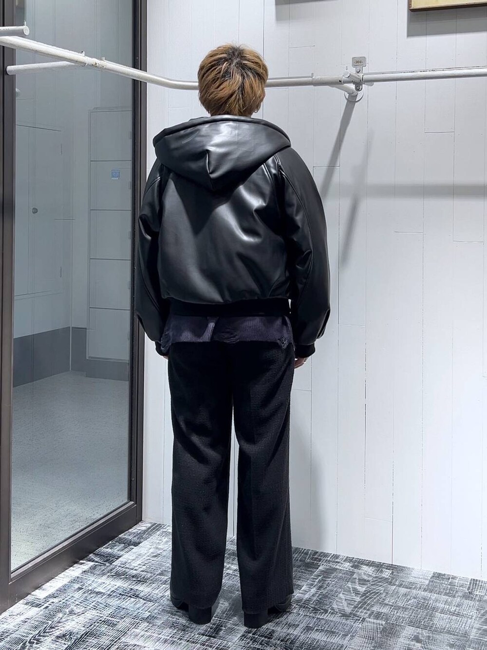 ブラック系のその他パンツ、ブラック系のニット/セーター、ブラック系のブーツを着用したメンズの冬コーディネートの3枚目の写真