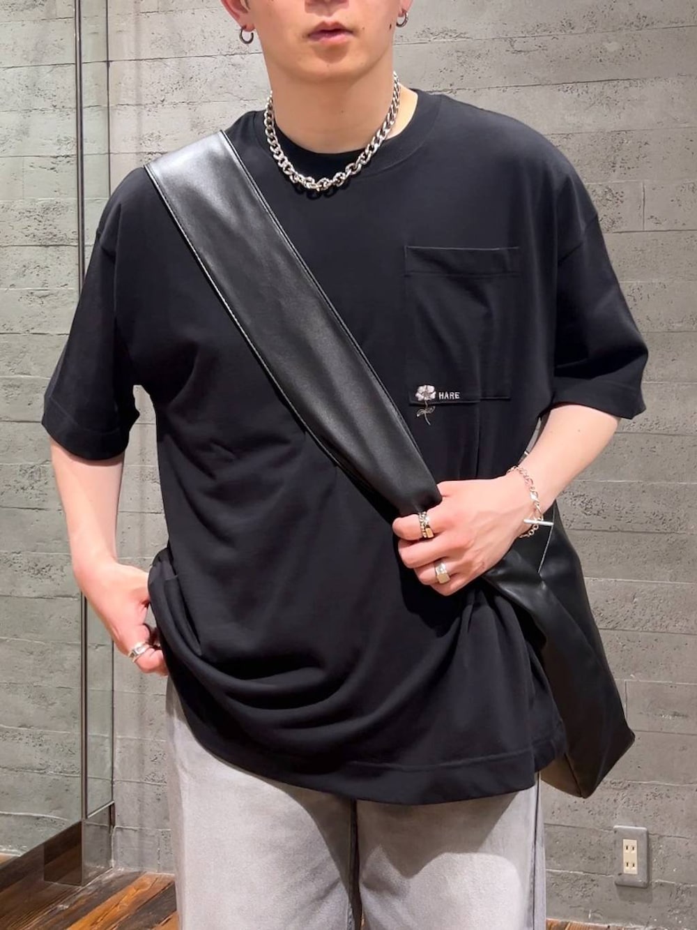 ブラック系のショルダーバッグ、ブラック系のドレスシューズ、ブラック系のTシャツ/カットソーを着用したメンズの夏コーディネートの5枚目の写真