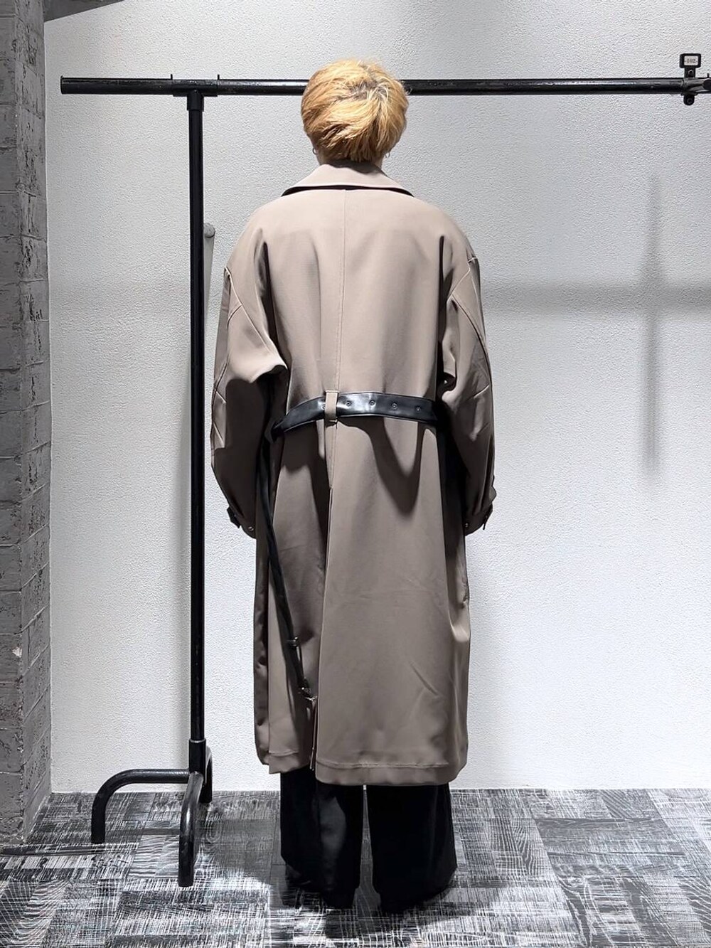 ブラック系のドレスシューズ、ブラック系のショルダーバッグ、ブラック系のシャツ/ブラウスを着用したメンズの冬コーディネートの4枚目の写真