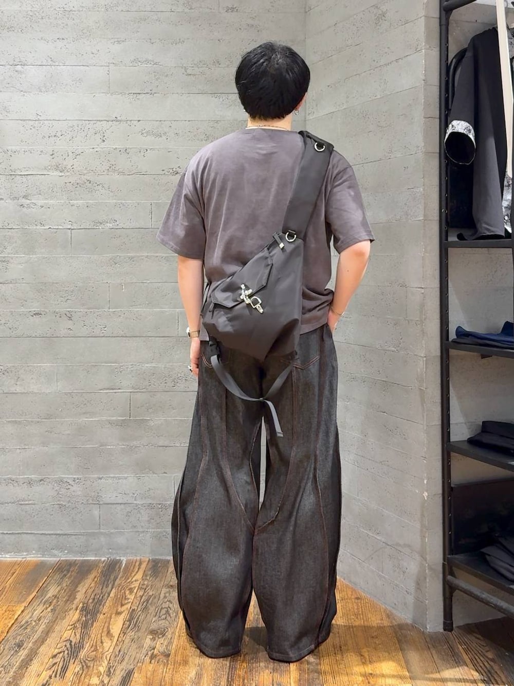 ブラック系のサンダル、ブラック系のデニムパンツ、ブラック系のショルダーバッグを着用したメンズの夏コーディネートの3枚目の写真